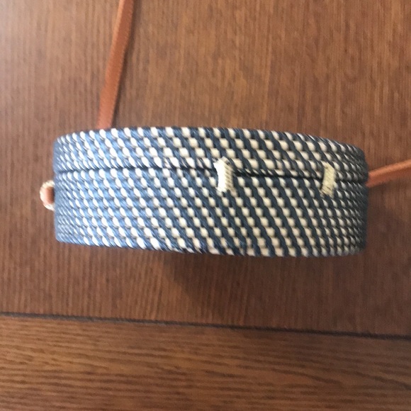 Women Round Rattan Purse - Picture 5 of 7